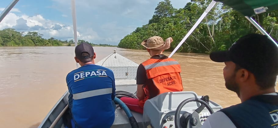 Estado leva água tratada a aldeias inundadas em Feijó