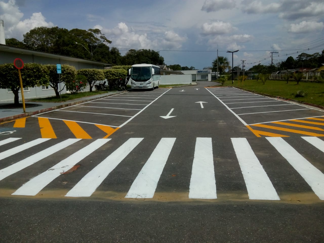 Detran e prefeitura revitalizam sinalização de trânsito em Cruzeiro do Sul