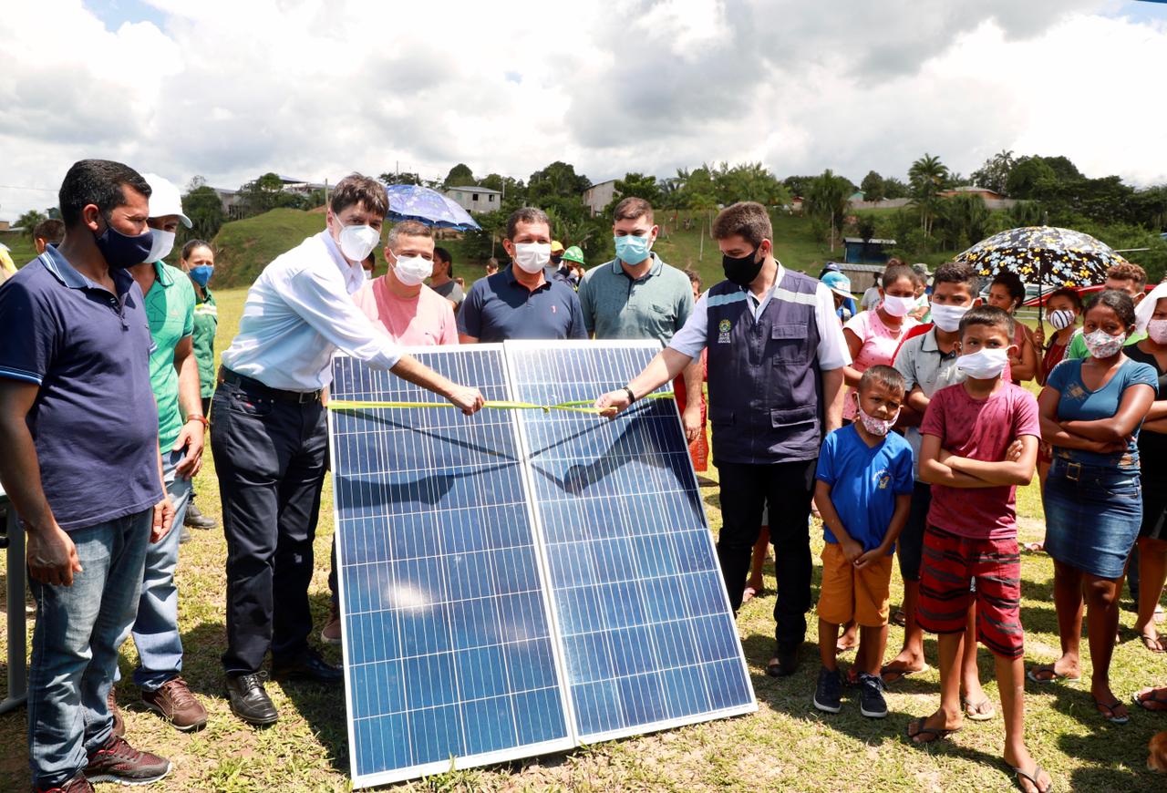 Em Marechal Thaumaturgo, Gladson comemora obra de energia solar e anuncia investimentos para a Vila Restauração