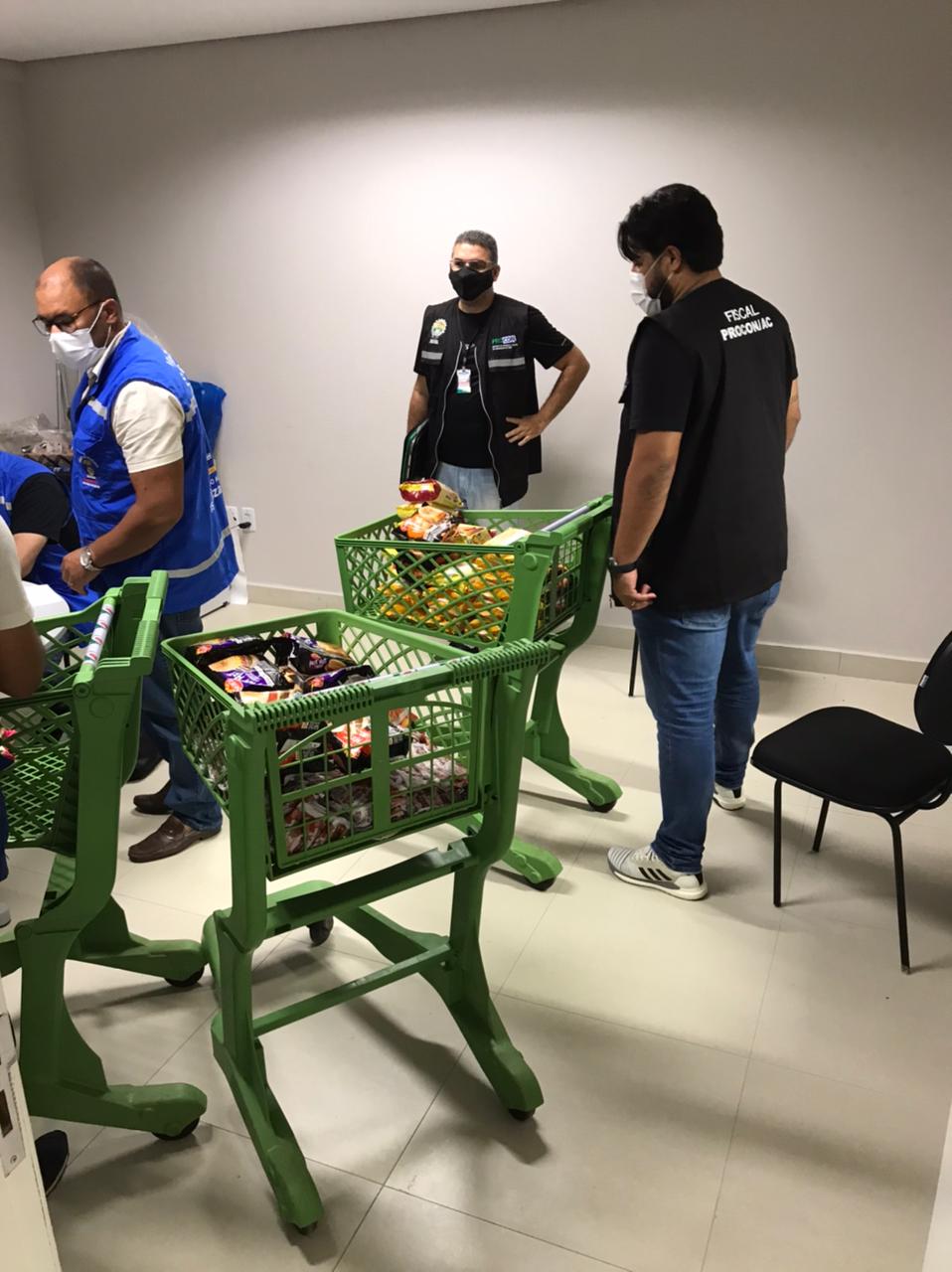 Procon e Vigilância Sanitária fiscalizam supermercados da capital