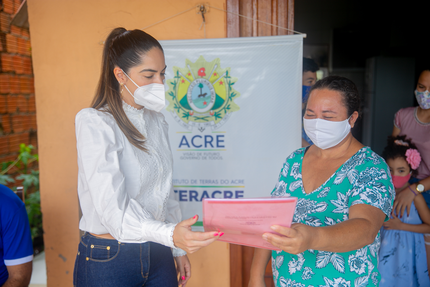 Estado realiza entrega de títulos definitivos no Conjunto Esperança III, em Rio Branco