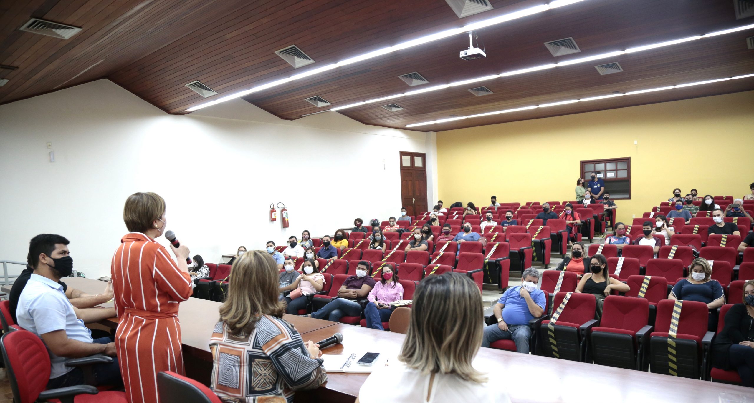 Governo realiza aula inaugural da Escola Vocacionada de Línguas