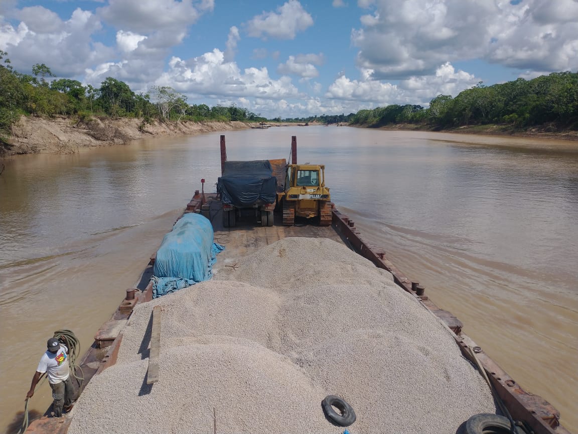 Governo do Acre transporta materiais e insumos para obras de saneamento nos municípios mais distantes