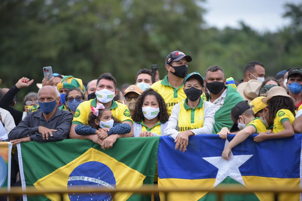 Multidão aguarda por Bolsonaro na Ponte do Abunã