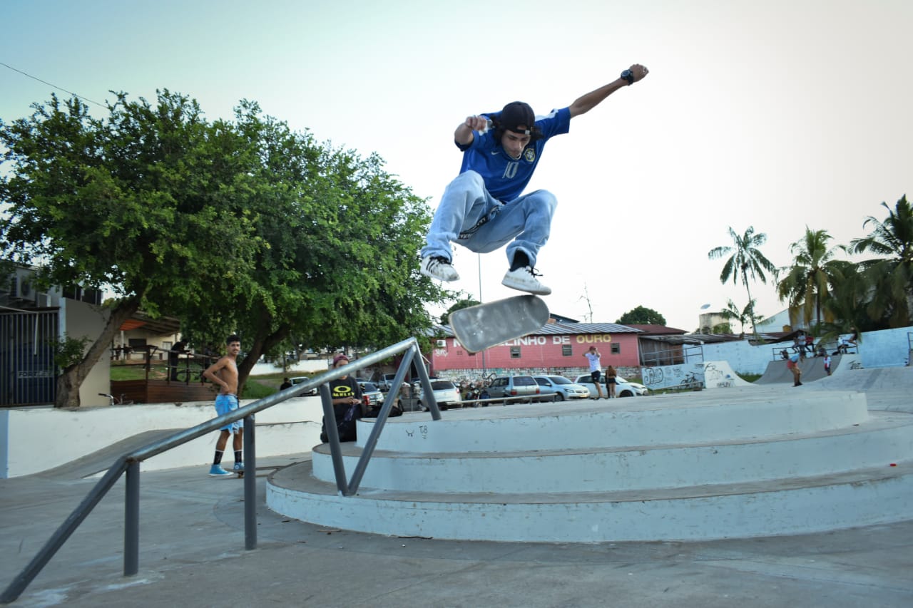 Revitalizado, Skate Parque recebe grafiteiros, skatistas e ciclistas em tarde de sol