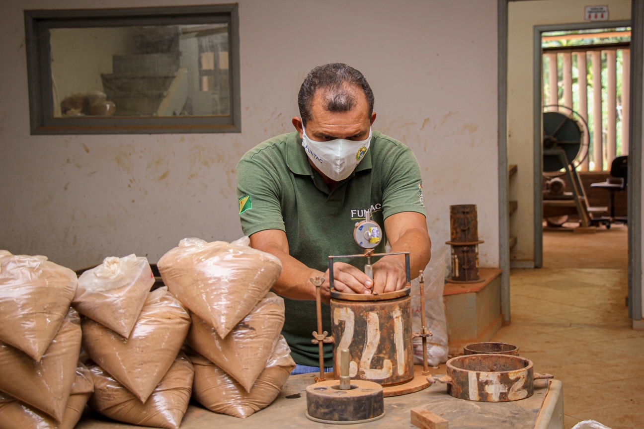 Laboratórios da Funtac pesquisam materiais regionais