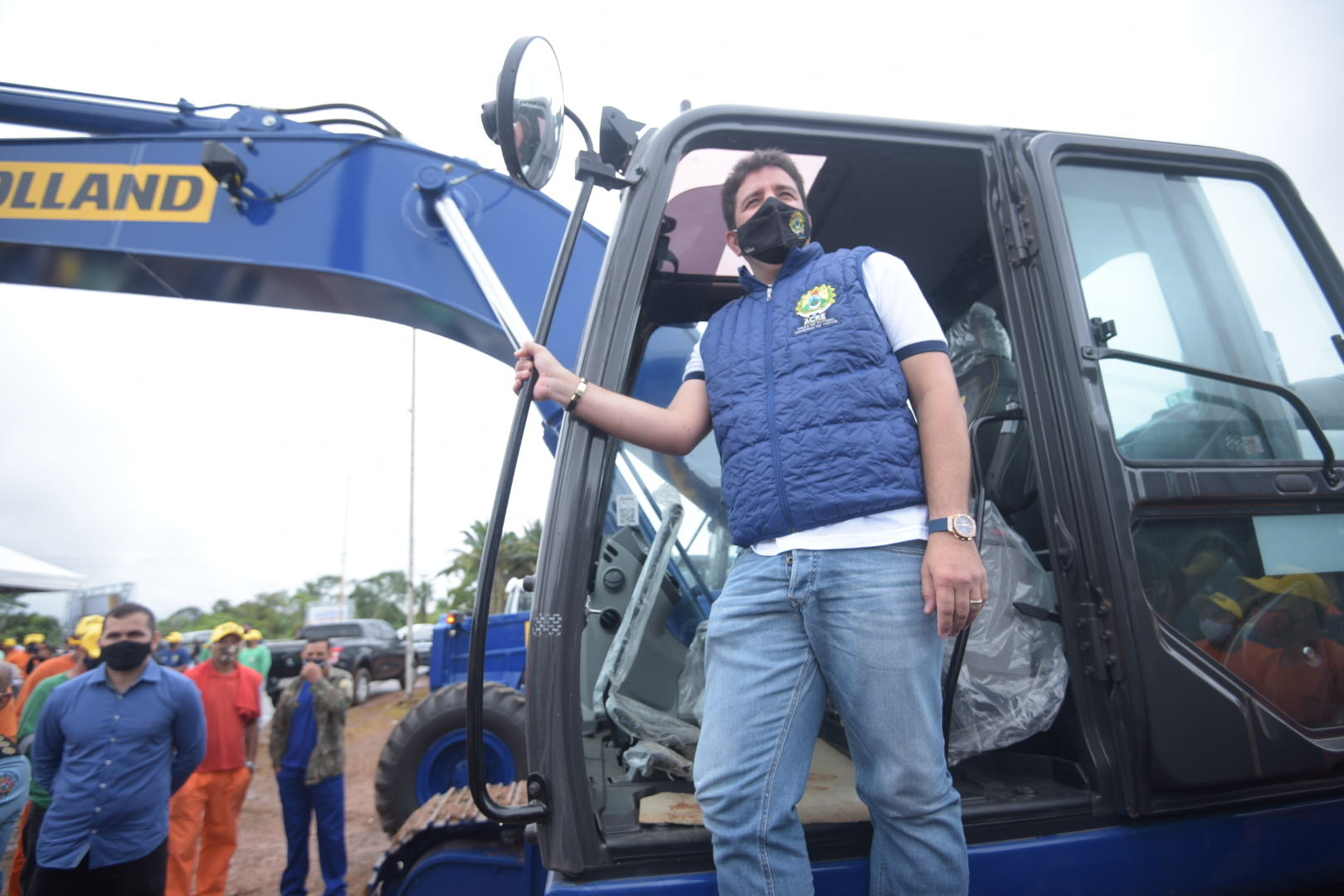 Com investimento de R$ 47,7 milhões, Gladson Cameli entrega 90 máquinas pesadas para manutenção de ramais