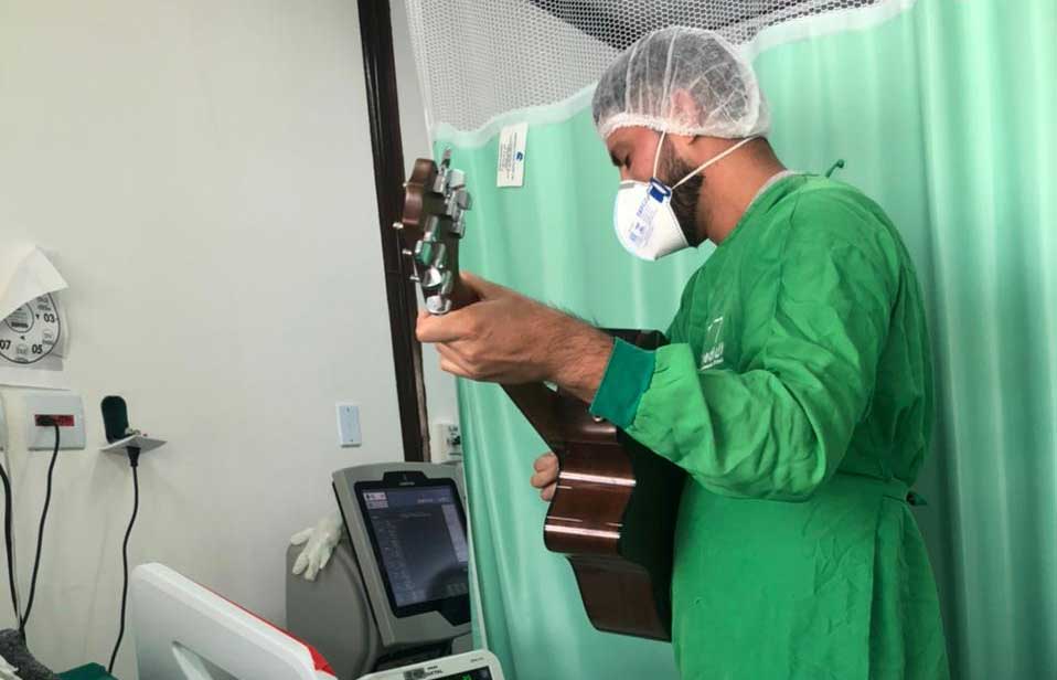 Filho canta para o pai internado na UTI do Into