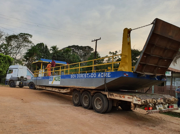 Governo encaminha balsa para auxiliar no transporte de produtores rurais de Xapuri