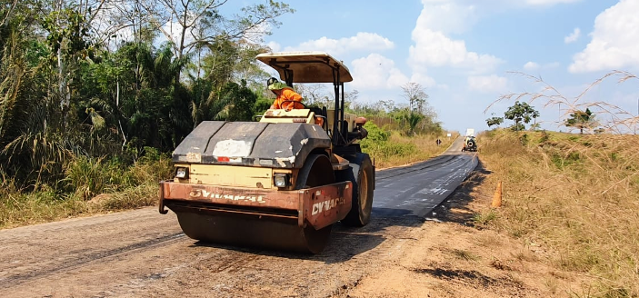 Governo realiza nova etapa da operação tapa-buraco na estrada Transacreana