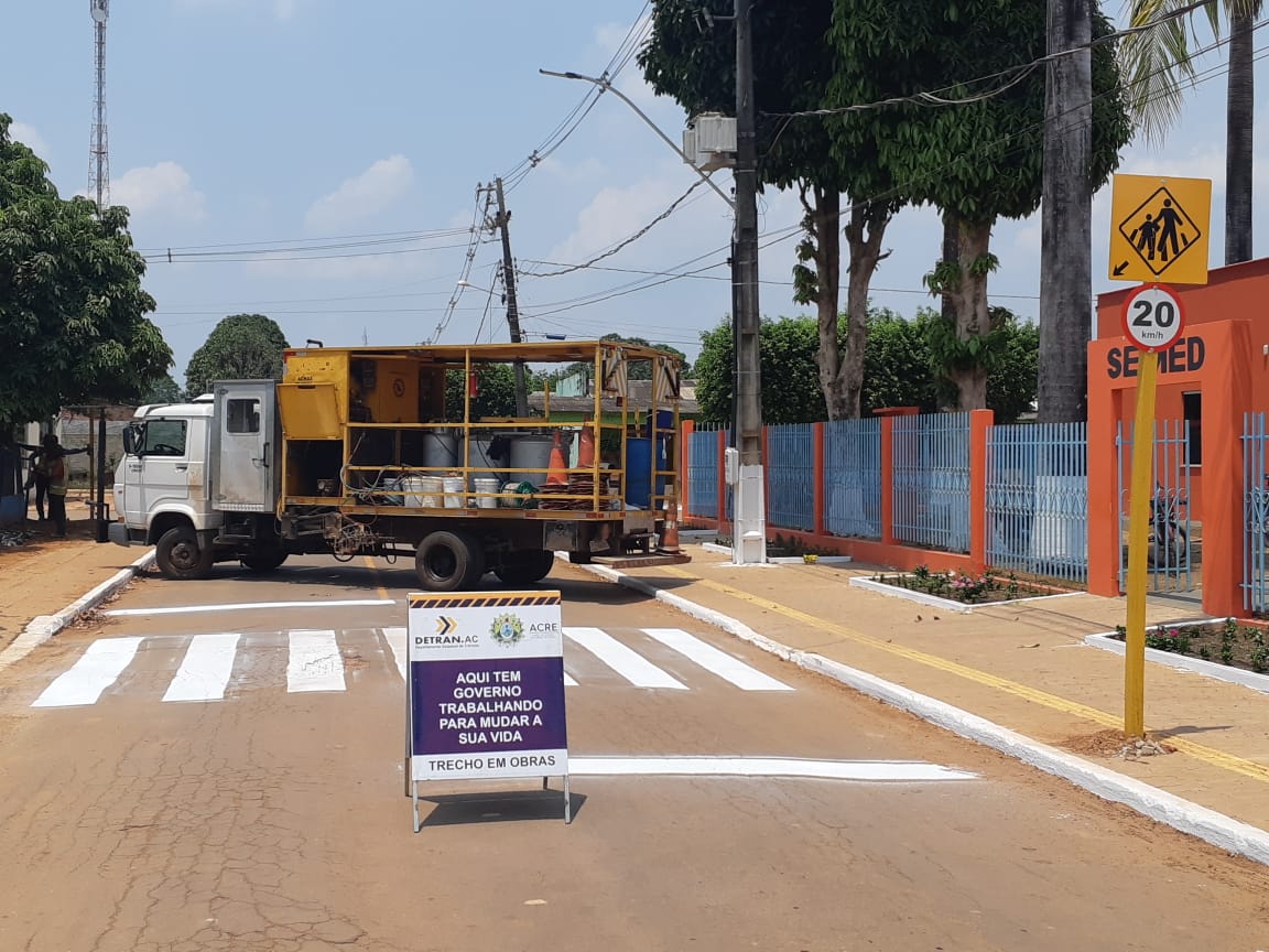 Detran revitaliza sinalização em Plácido de Castro