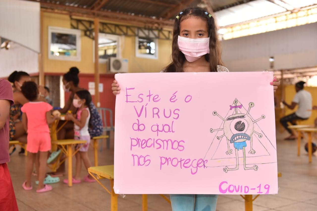 Imigrantes em abrigo do governo são vacinados contra a Covid-19