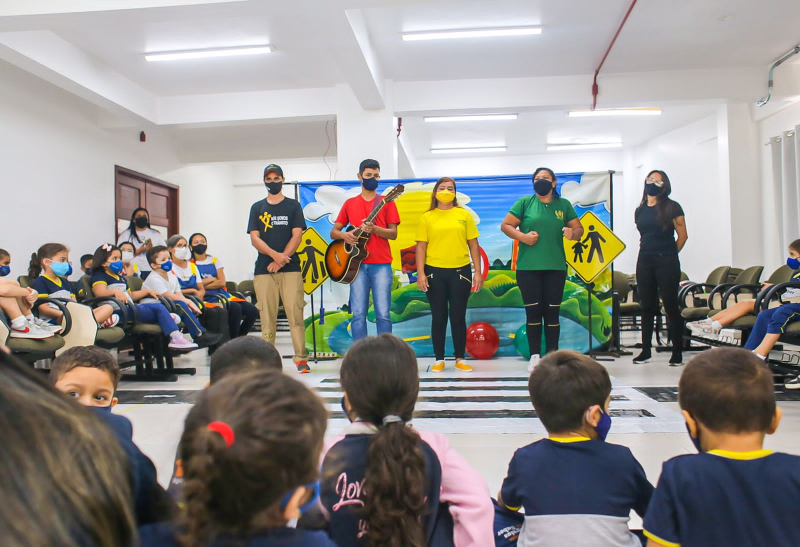 Com teatro infantil, Detran leva educação de trânsito a escolas