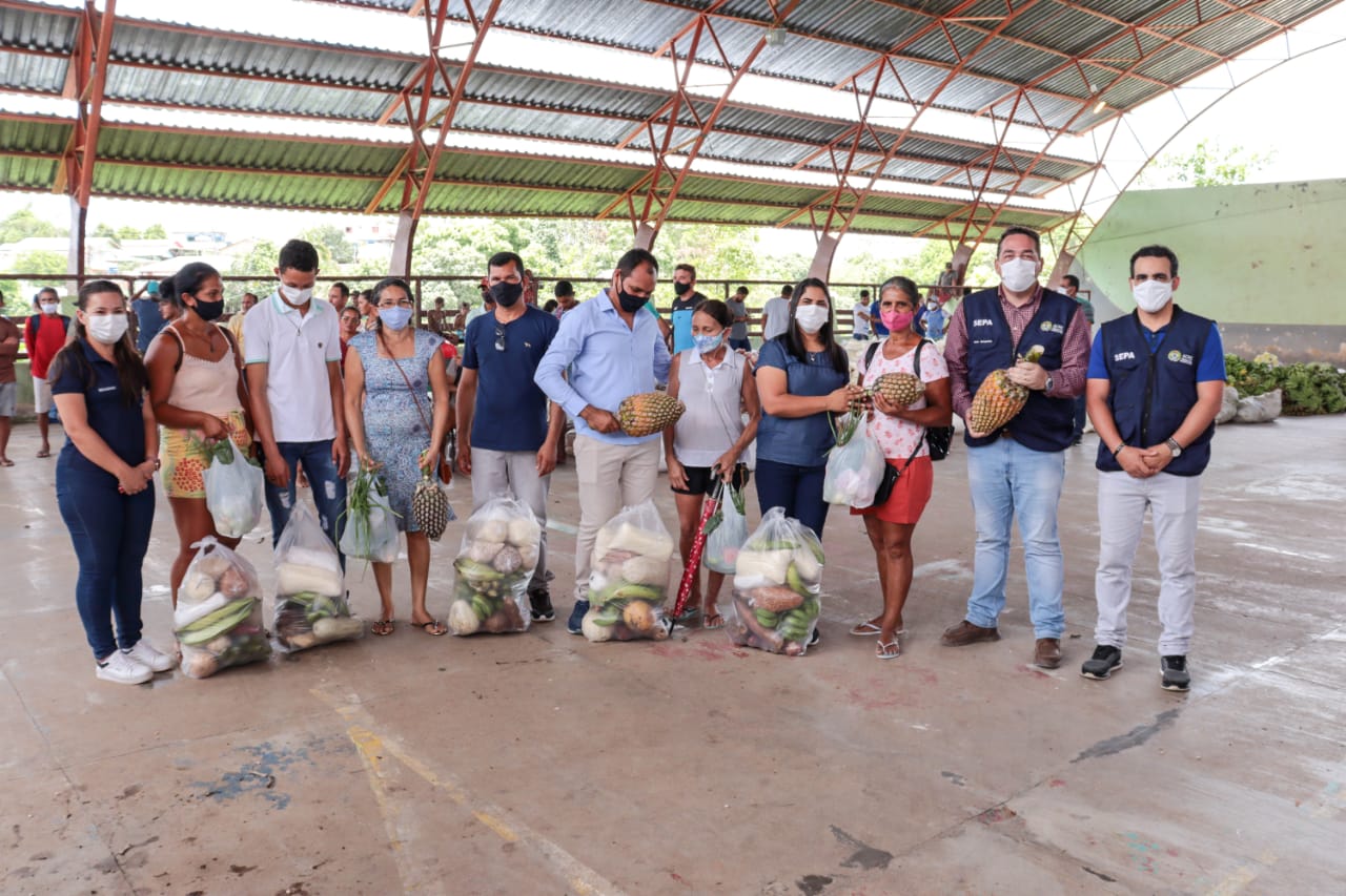 Estado entrega 42 toneladas de alimentos a produtores rurais e famílias carentes do Juruá