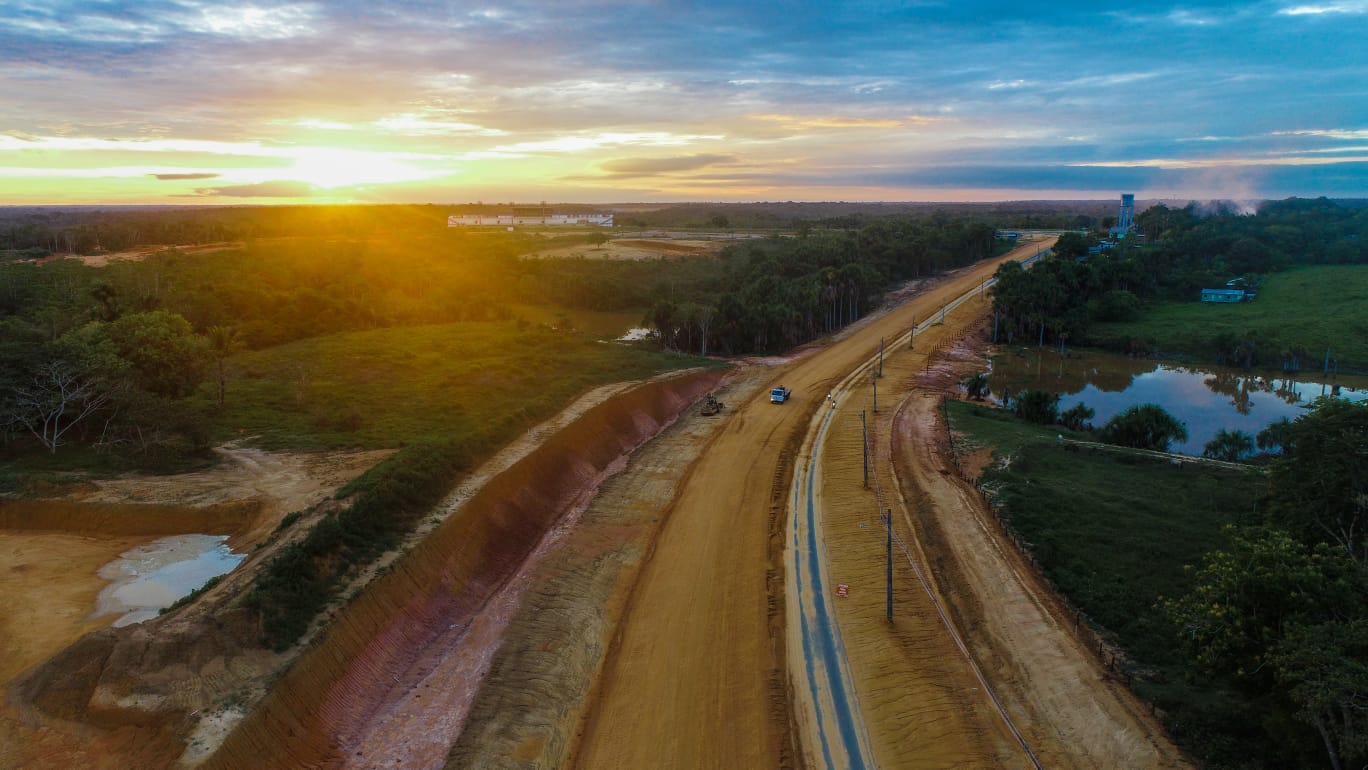 Em Cruzeiro do Sul, Deracre vistoria obra de duplicação da AC-405