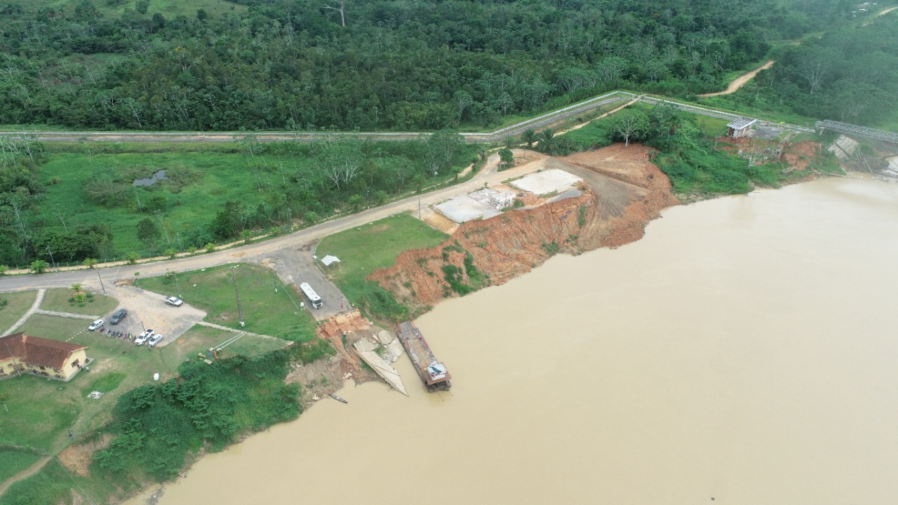 Deracre constrói rampa provisória no porto de Cruzeiro do Sul