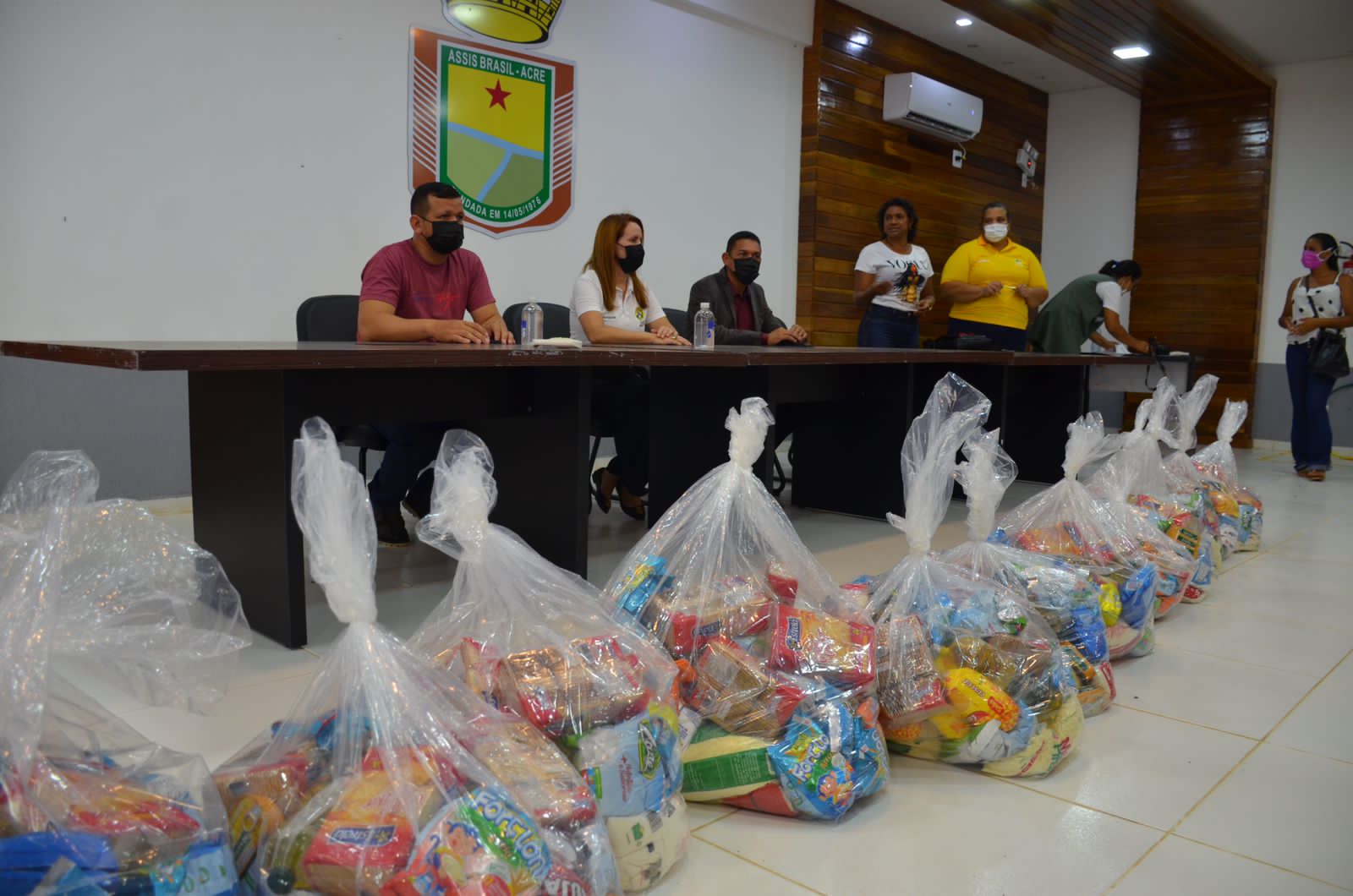 Governo beneficia população indígena de Assis Brasil com cestas básicas