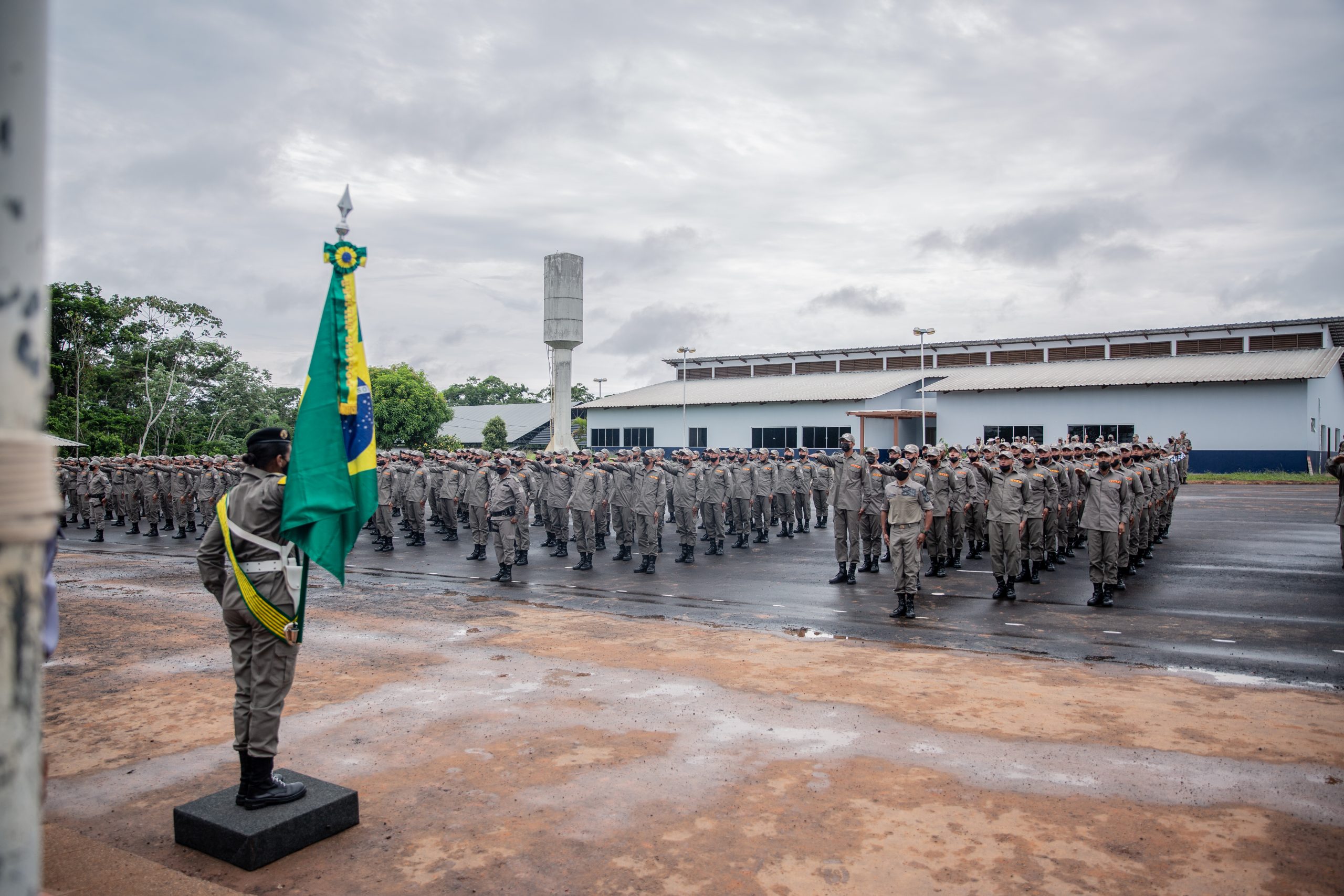 Polícia Militar do Acre realiza formatura em alusão ao Dia da Bandeira