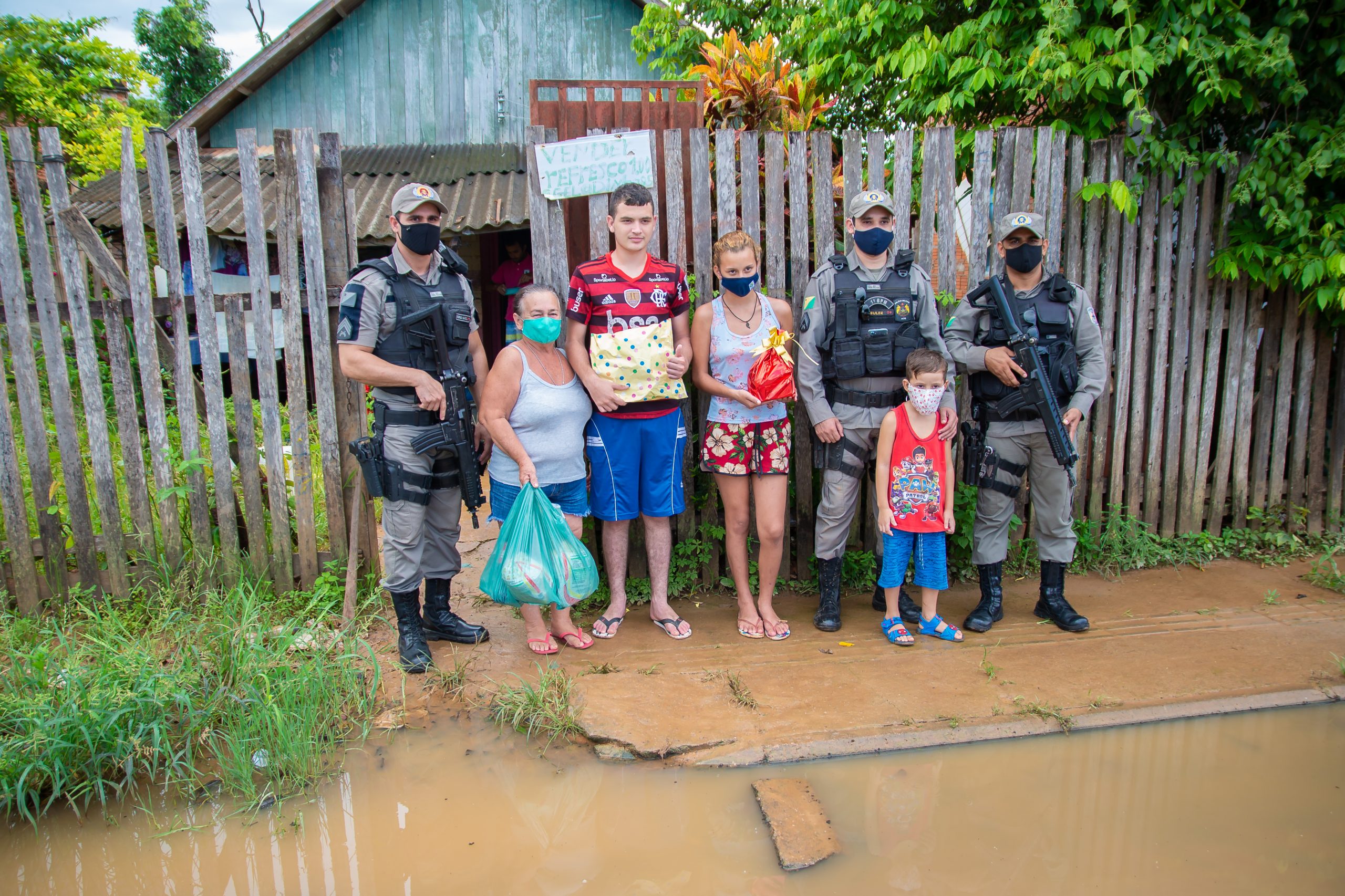 Policiais militares atendem pedido de criança feito ao Papai Noel