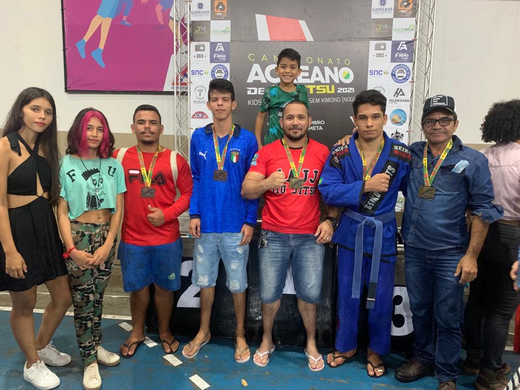 Alunos de projeto social da PM recebem medalhas em competição estadual de jiu-jitsu