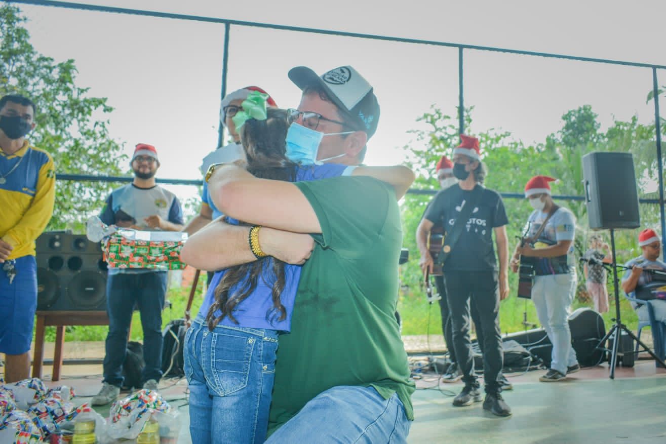 Em Cruzeiro do Sul, Gladson Cameli entrega cestas básicas e brinquedos em atividade alusiva ao Natal