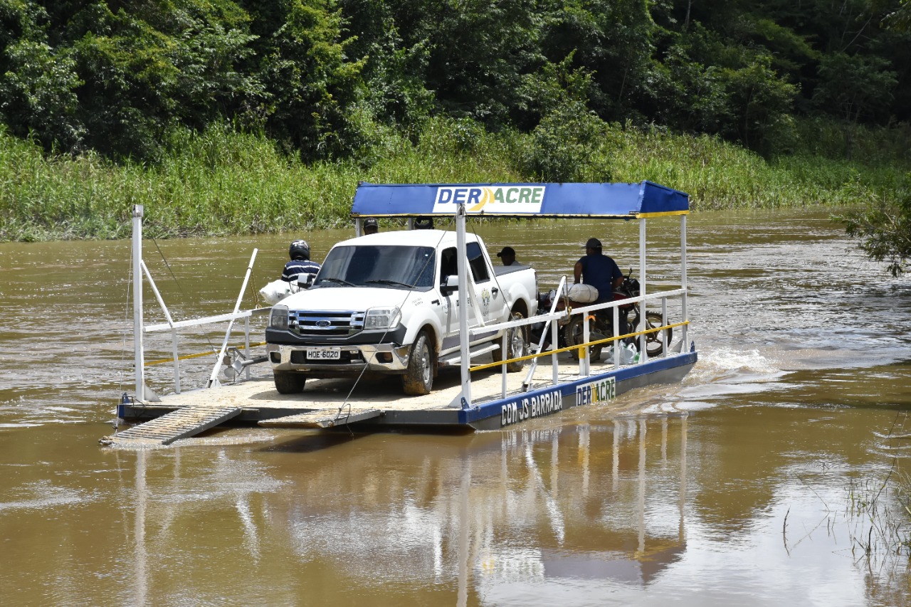 Governo entrega balsa para Comunidade Barro Alto no Riozinho do Rola