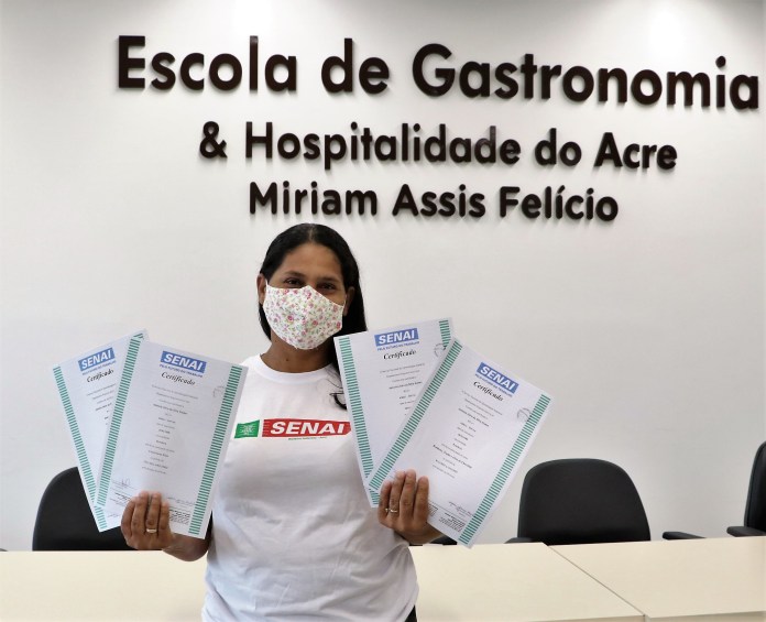 Estado entrega mais de 300 certificados em cursos de qualificação profissional a moradores da Cidade do Povo