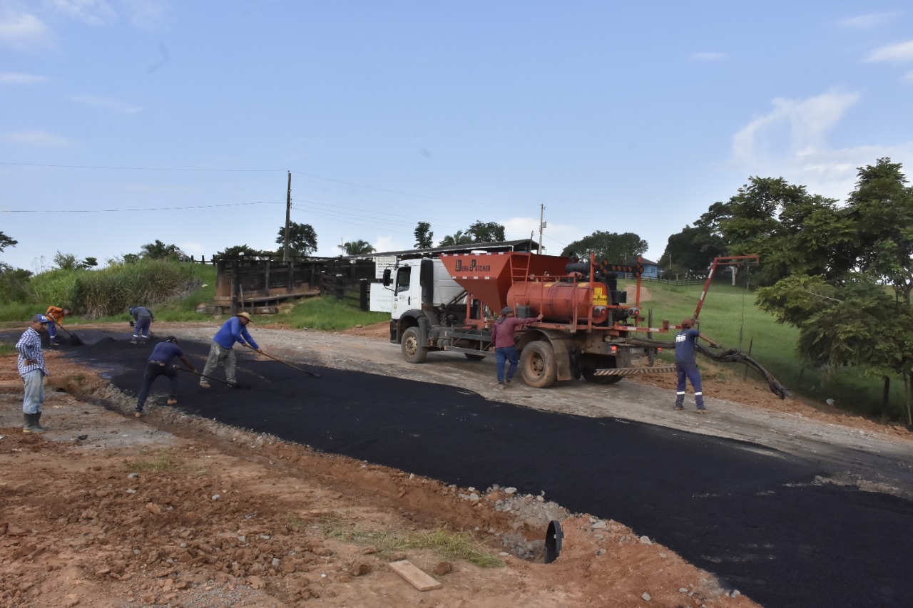 Governo do Acre conclui manutenção da estrada do Mutum, em Rio Branco