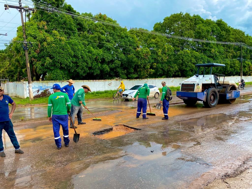 Em Rio Branco, Deracre realiza operação tapa-buracos próximo à Corrente