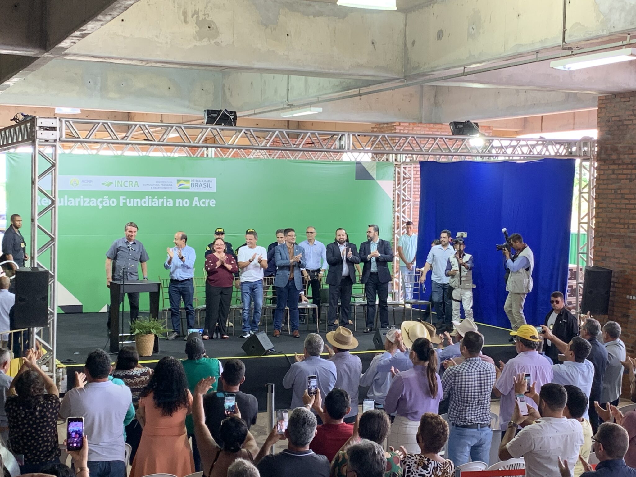 Bolsonaro já está no estádio Arena da Floresta para entrega de títulos de terra