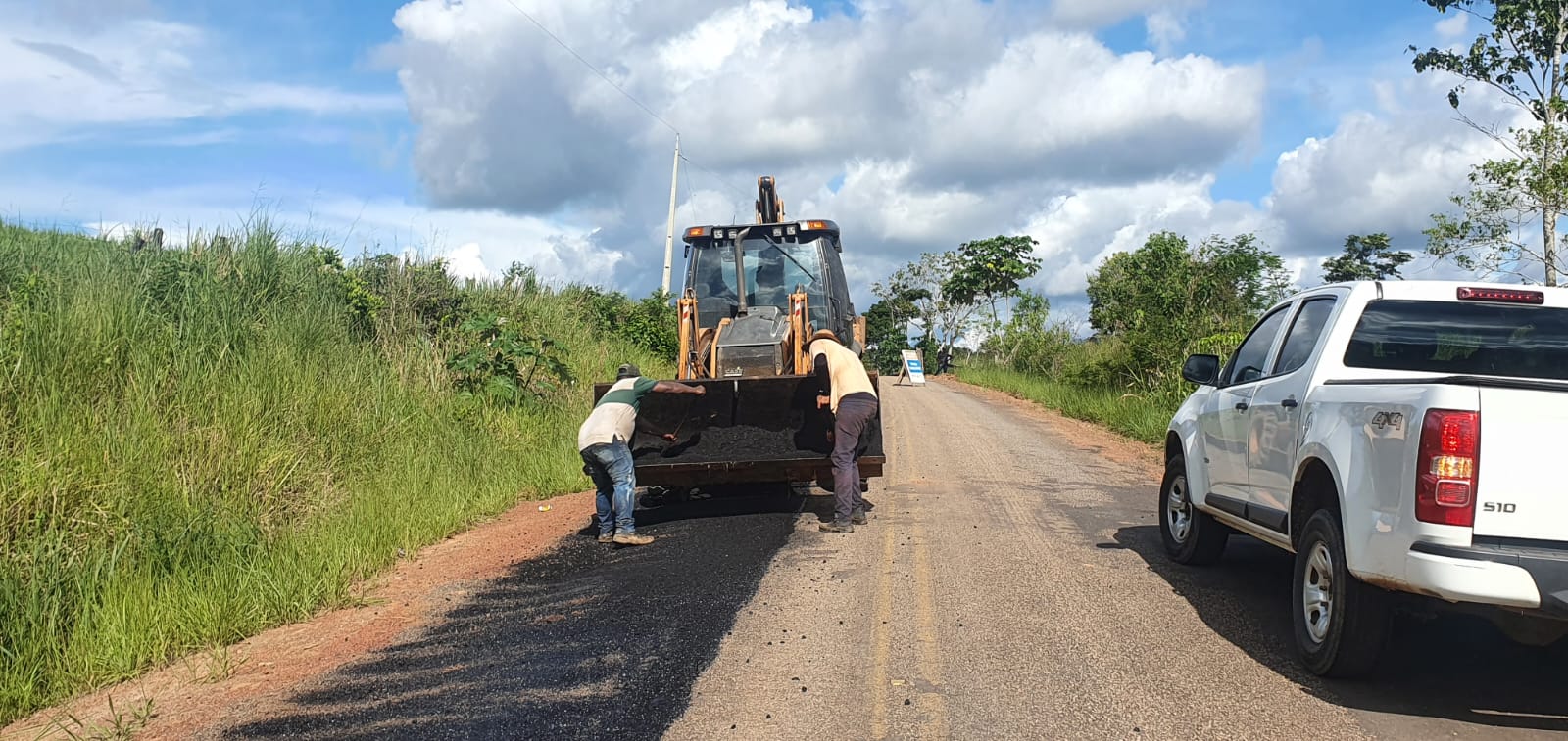 Deracre conclui serviço de limpeza e avança com ação tapa-buraco em ramal de Porto Acre