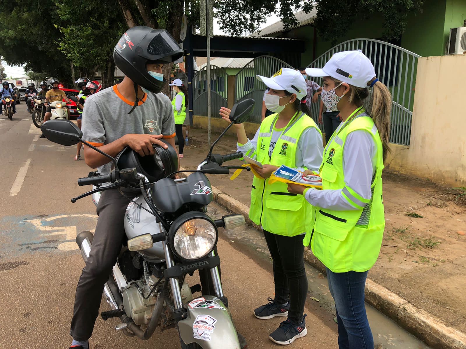 Detran e Polícia Militar realizam blitz educativa em Rio Branco