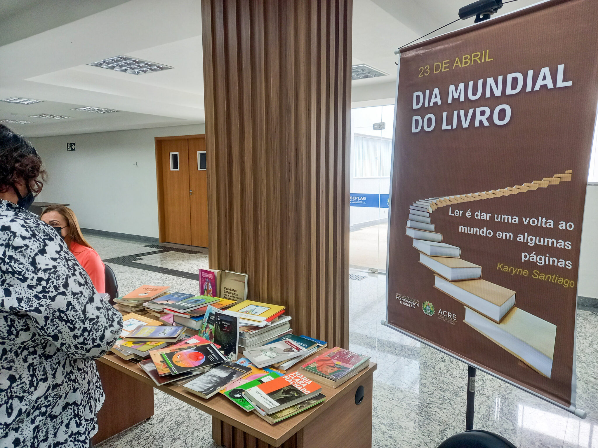 Seplag realiza campanha de arrecadação de livros