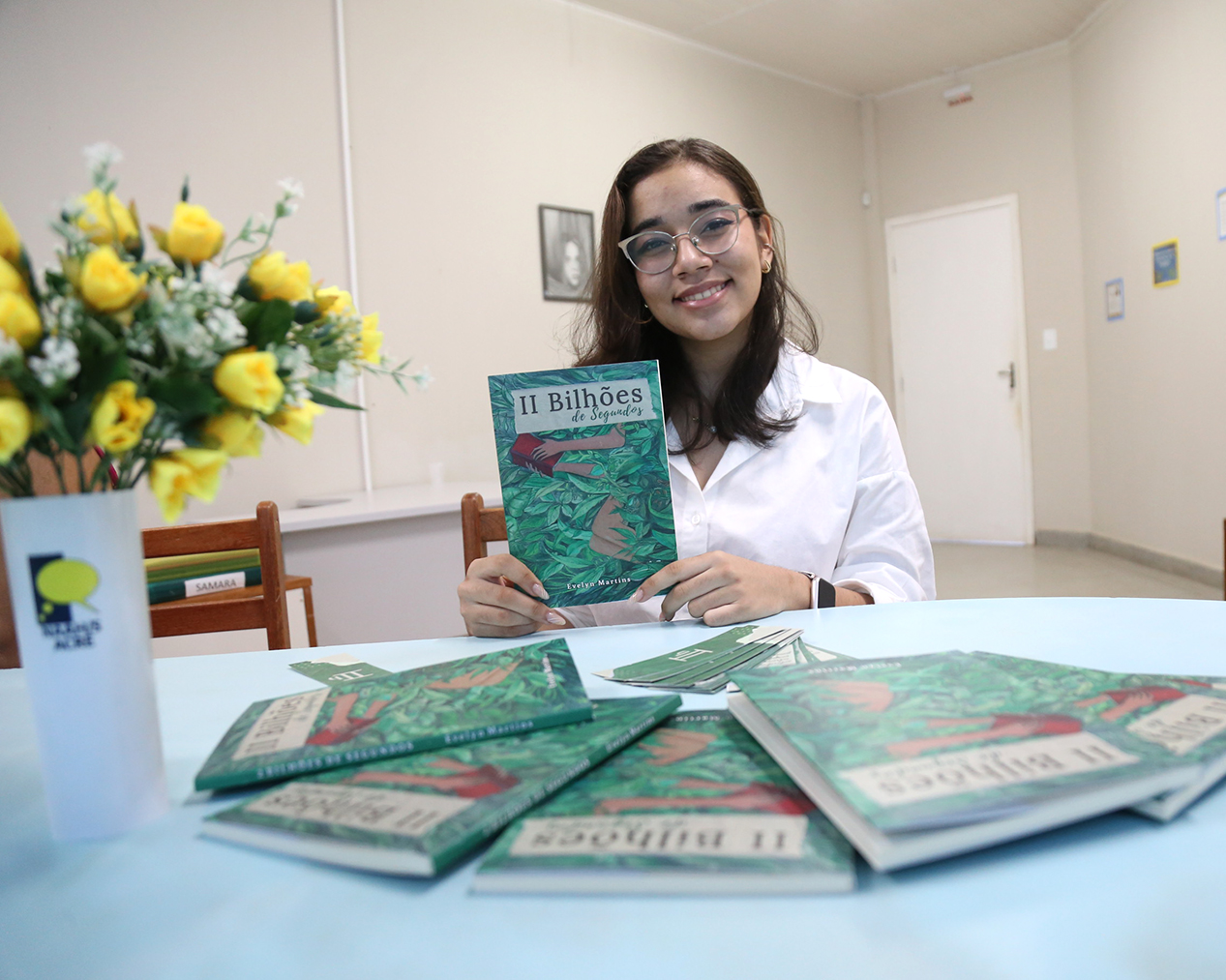 Estudante identificada no Núcleo de Altas Habilidades/Superdotação lança livro de poesias