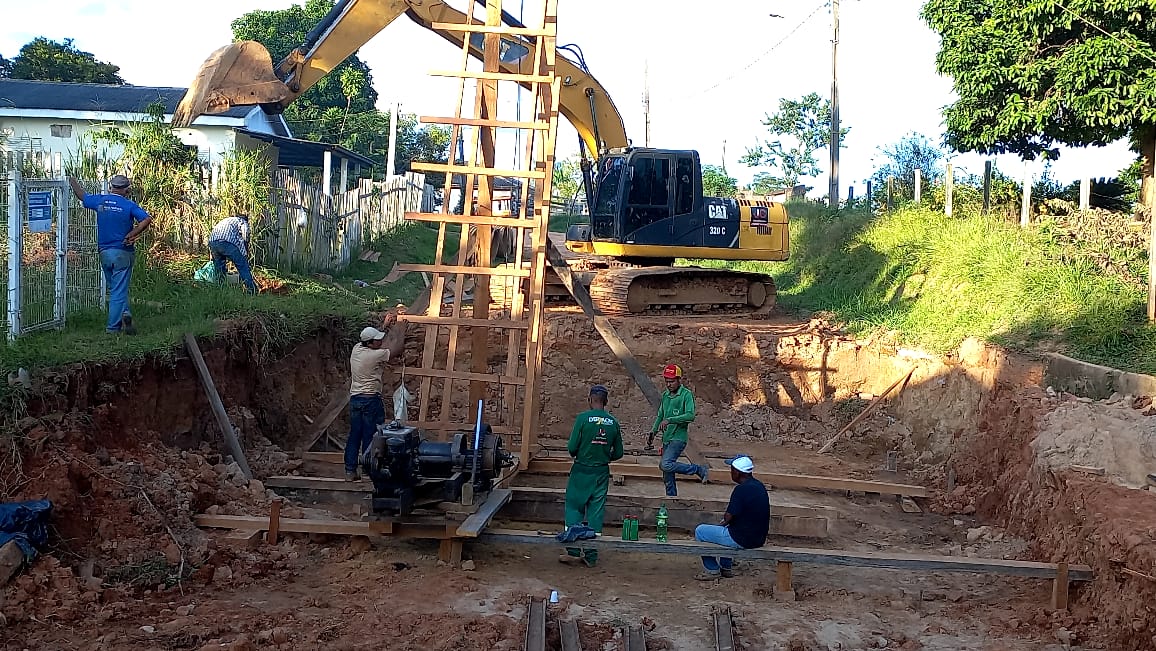 Estado e Prefeitura de Assis Brasil trabalham na construção de ponte no Igarapé Cascata