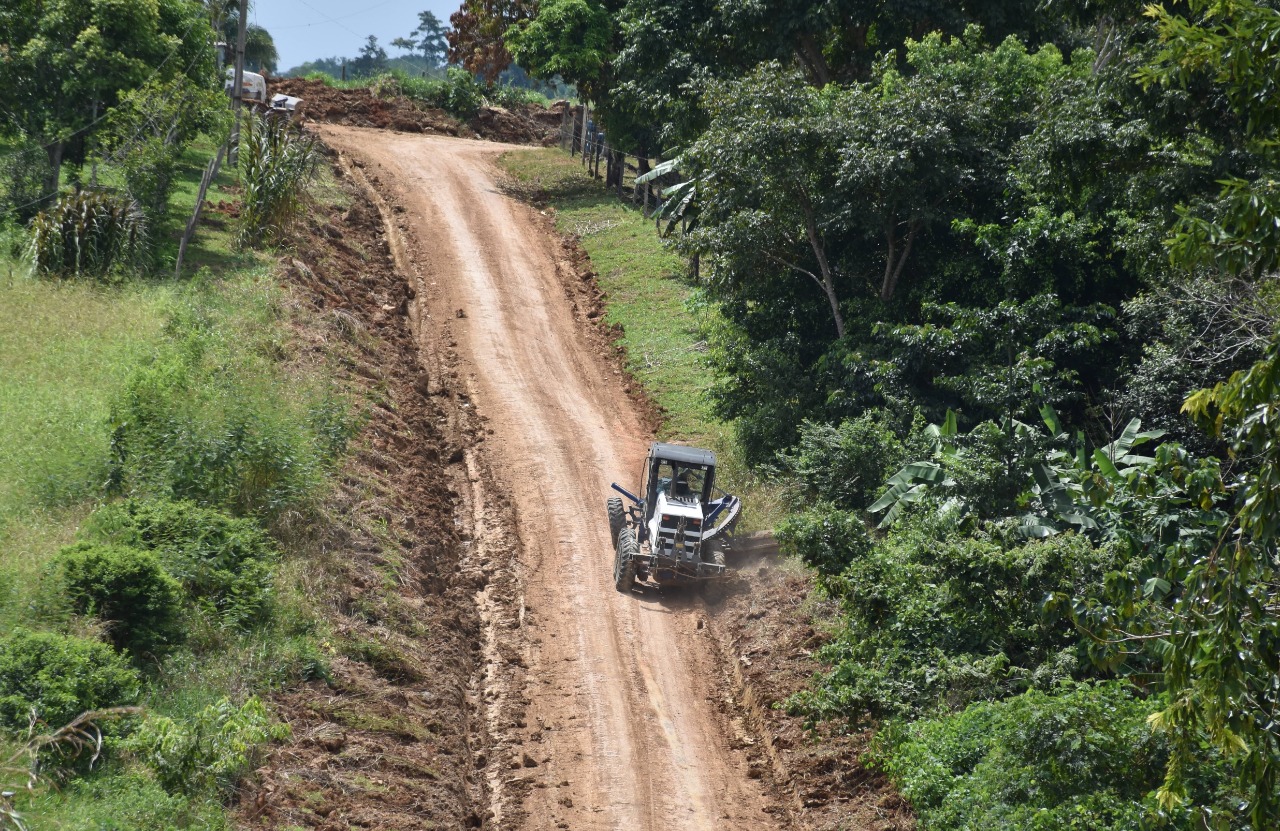 Deracre executa melhorias no Ramal Barro Alto, em Rio Branco