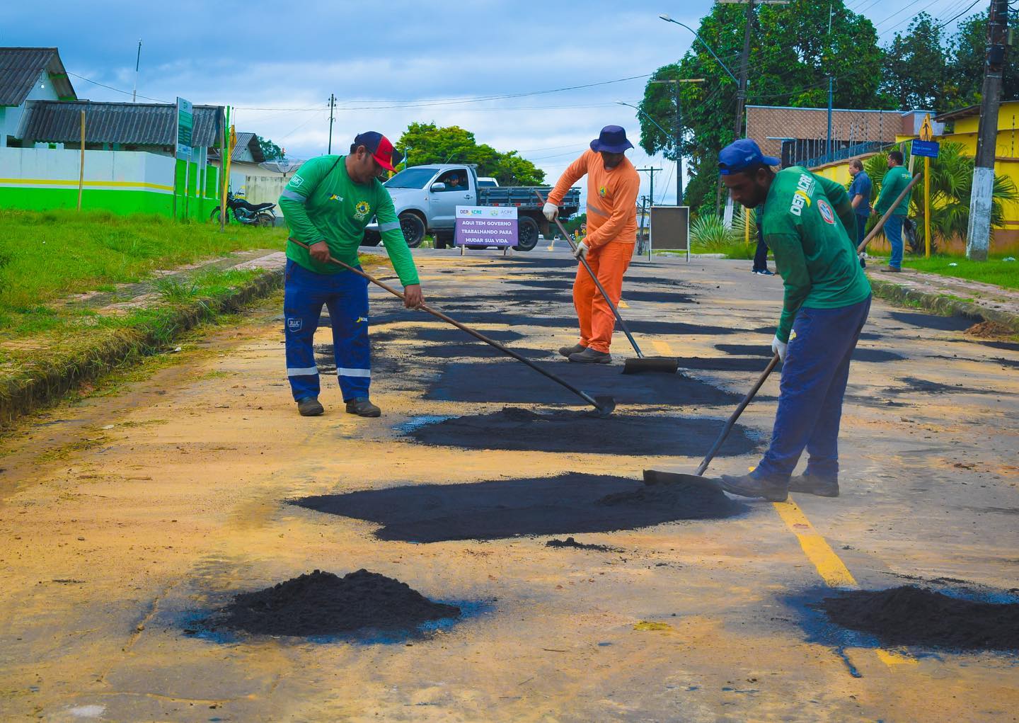 Governo e Prefeitura de Rodrigues Alves executam operação tapa-buraco nas ruas da cidade