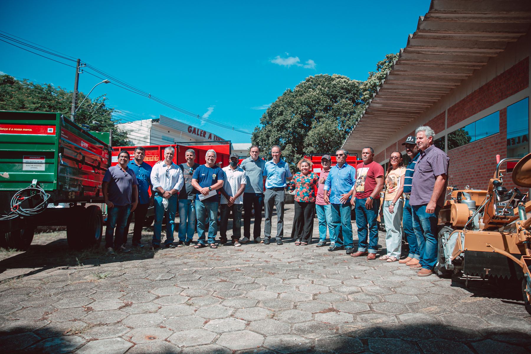 Entrega de maquinários e equipamentos agrícolas beneficia agricultores acreanos