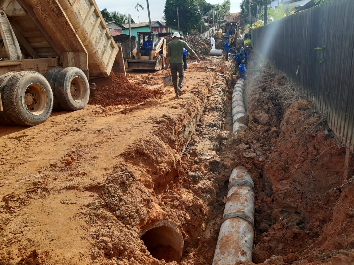 Ação de drenagem é intensificada pelo Estado em bairro de Sena Madureira