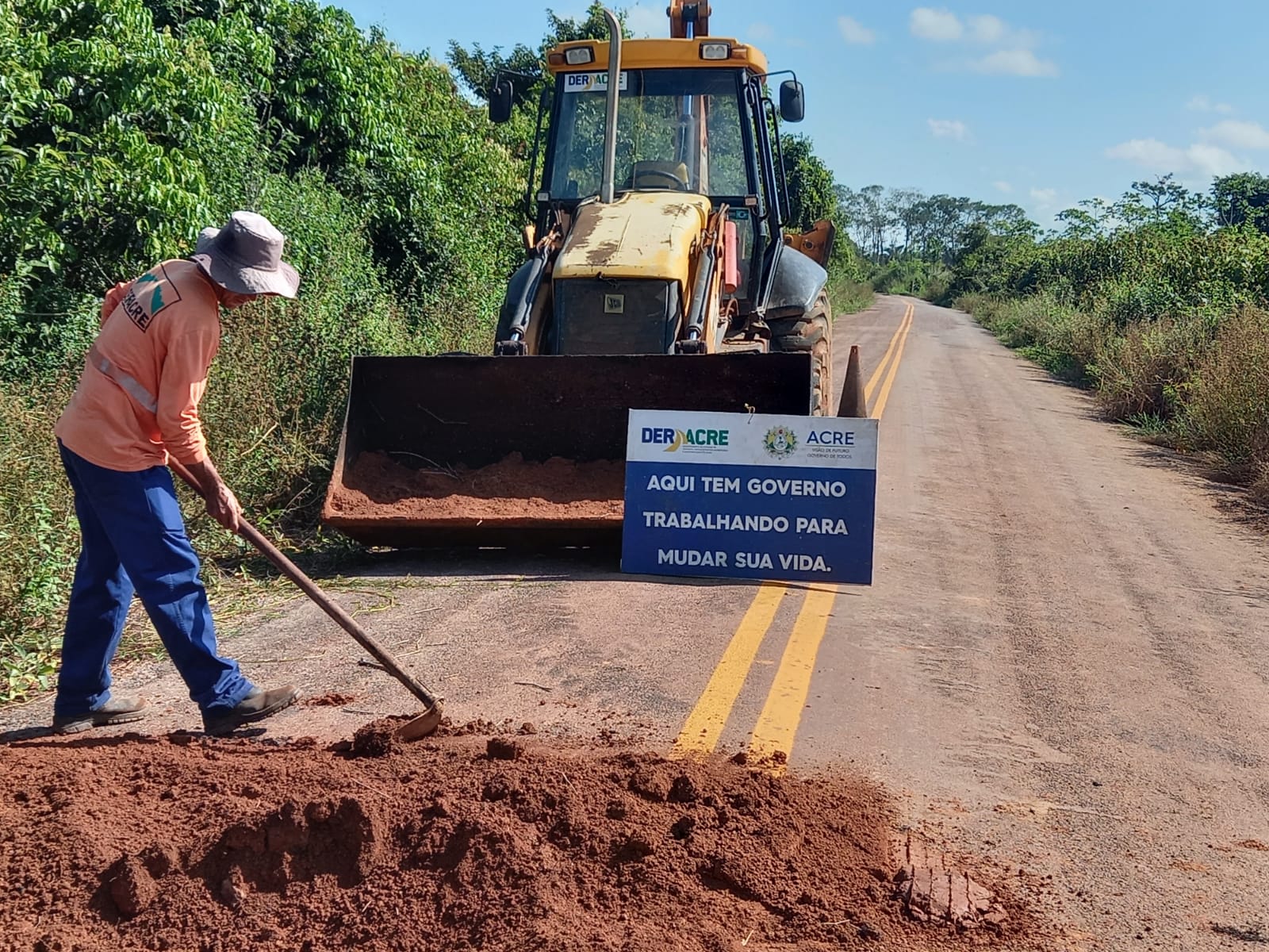 Deracre executa manutenção no km 12 do Ramal Nabor Júnior em Senador Guiomard