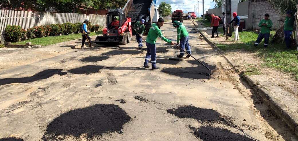 Governo e Prefeitura de Mâncio Lima executam tapa-buraco na Rua Francisco Alves Ferreira