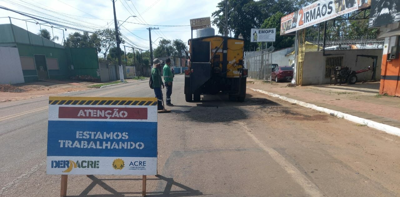 Governo trabalha em operação tapa-buraco na Estrada AC-40, em Rio Branco
