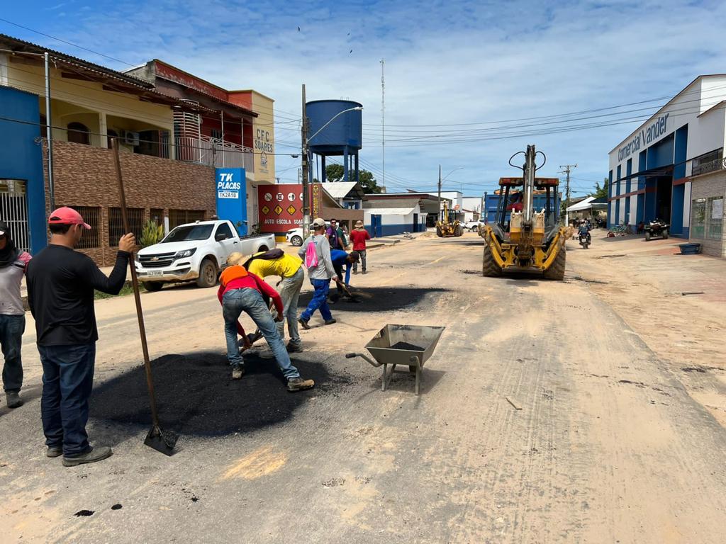 Governo e Prefeitura de Tarauacá executam operação tapa-buraco na Rua João de Paiva