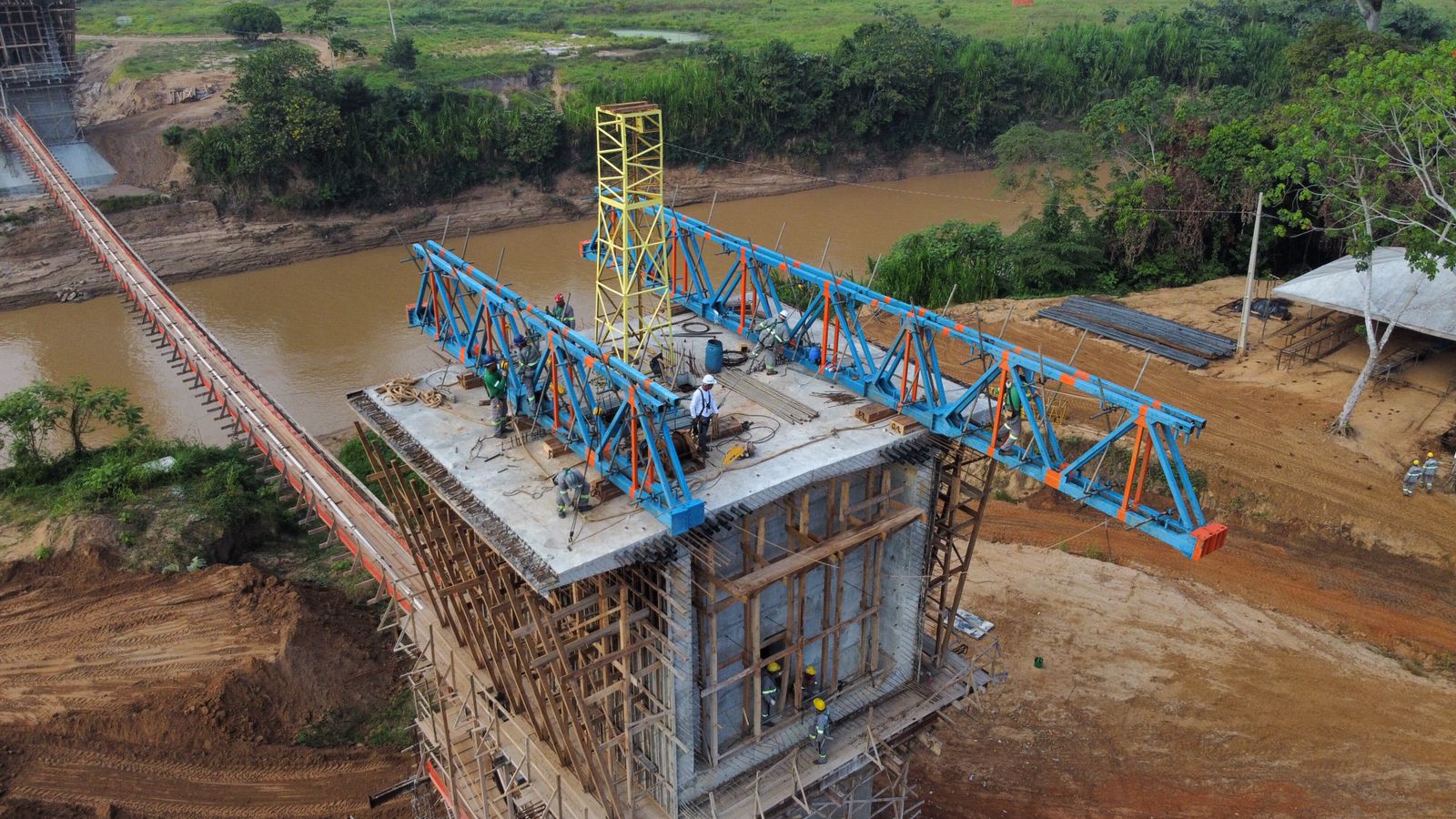 Governo inicia montagem das treliças de avanço da ponte do anel viário de Brasileia-Epitaciolândia