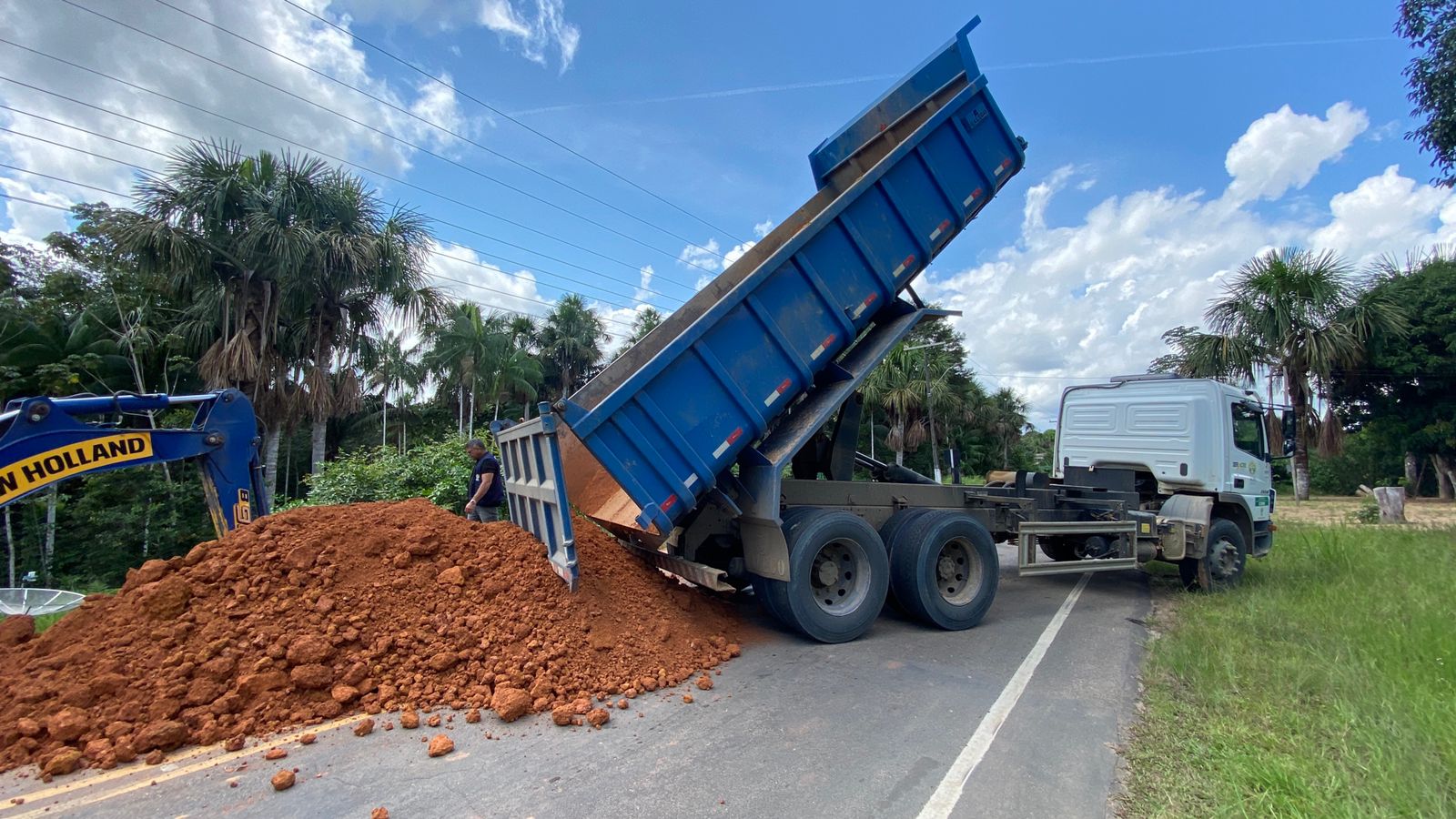 Deracre executa serviço de recuperação em erosão na Estrada AC-407