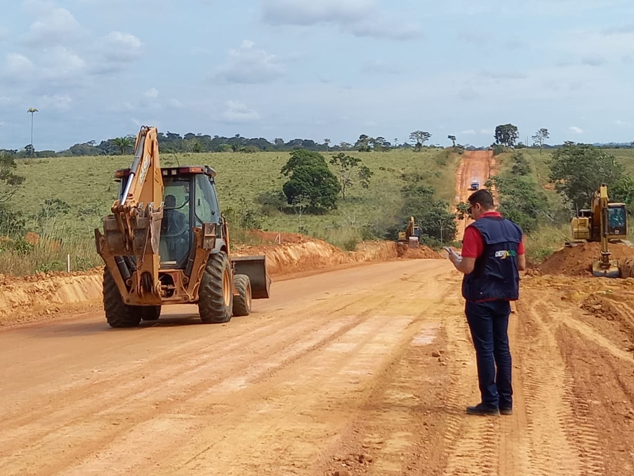 Governo retoma trabalhos na Estrada Antônio Carlos Miranda, em Xapuri