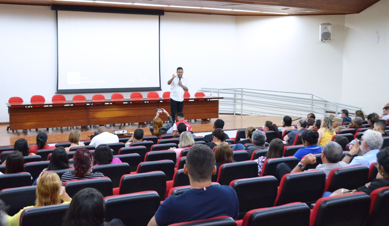Educação reúne gestores escolares de Rio Branco para alinhar distribuição de uniformes