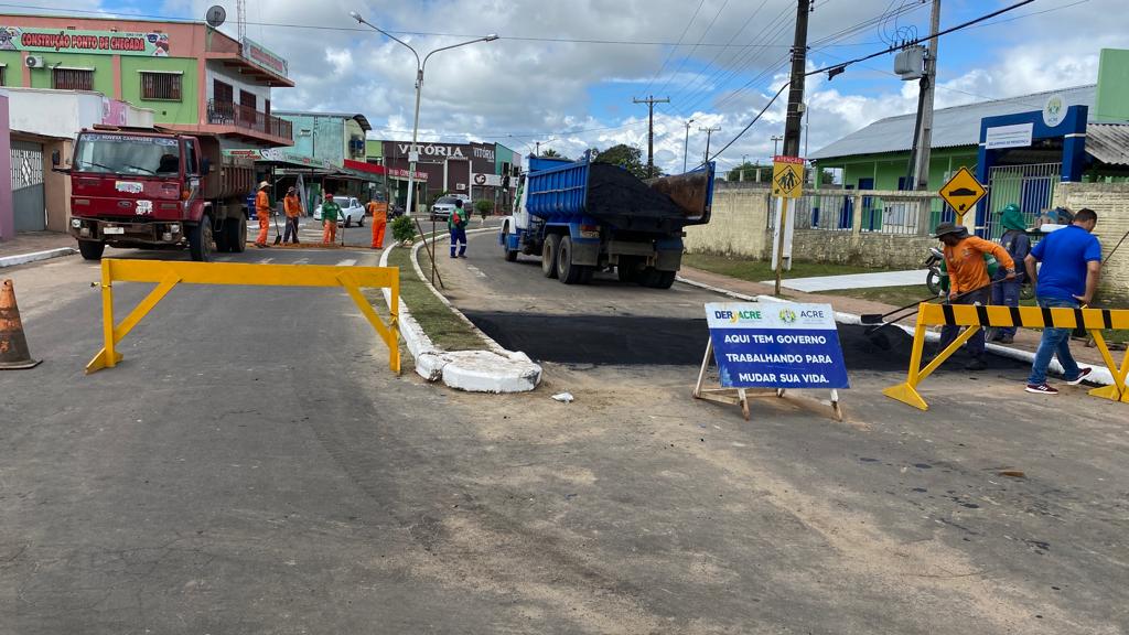 Deracre constrói lombadas para atender escolas de Mâncio Lima