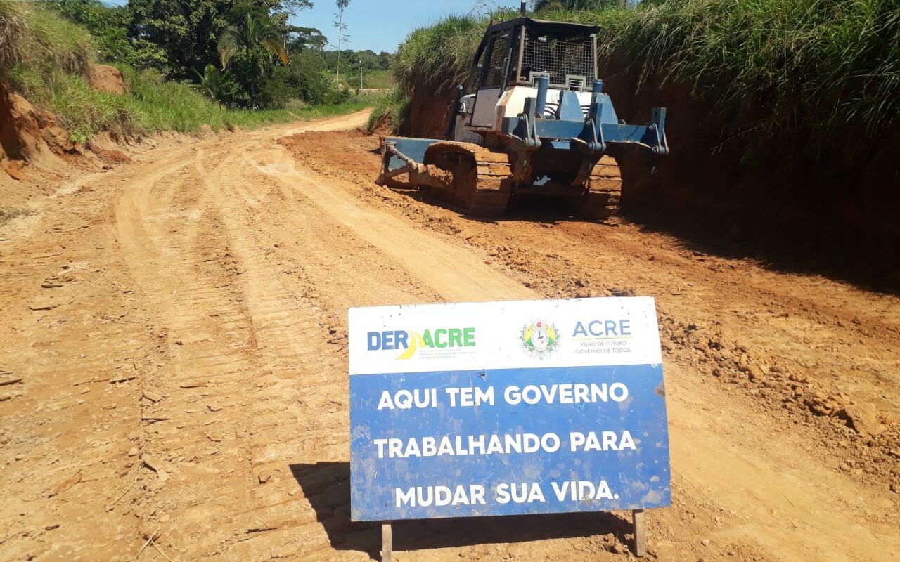 Deracre continua trabalhos de construção de estrada que liga Feijó a Envira no Amazonas