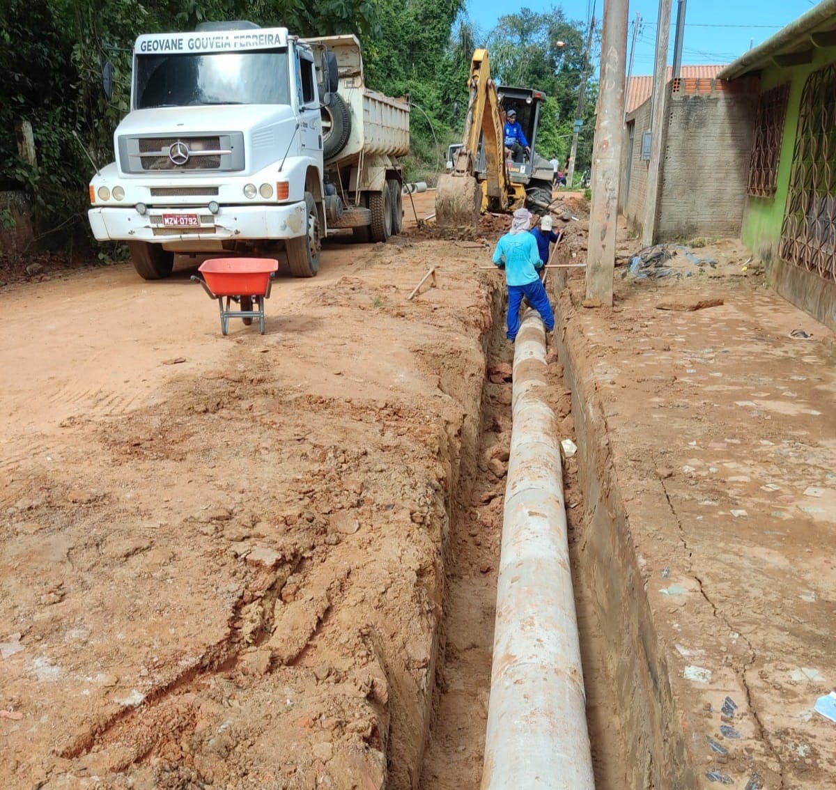 Governo e Prefeitura de Sena Madureira garantem execução de serviço de drenagem na Rua Victor Hugo Bezerra